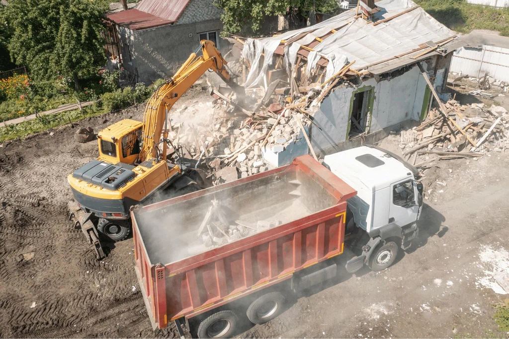 Вывоз мусора после сноса зданий с выездом в Йошкаре-Ола в октябре
