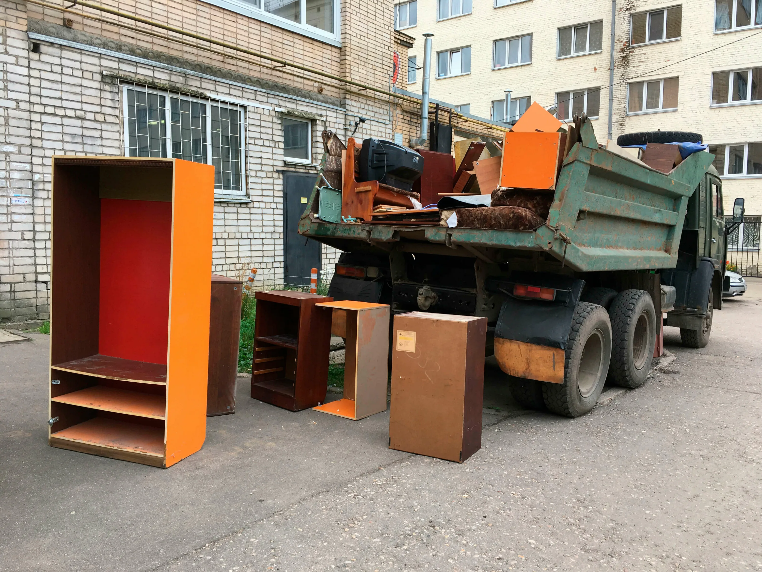 Утилизация старой мебели с вывозом и разбором в Йошкаре-Ола в октябре