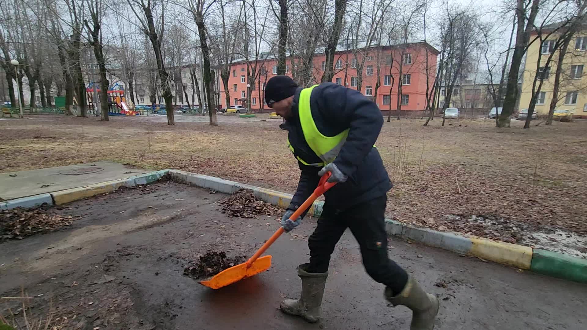 Уборка территорий в Йошкаре-Ола в октябре