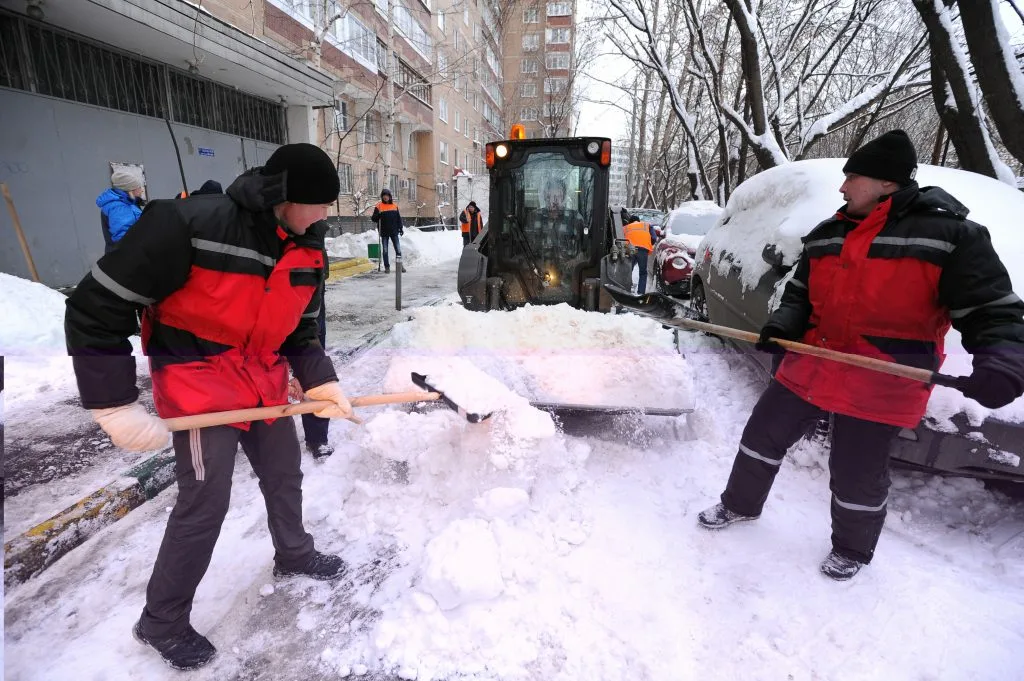 Очистка дворов от снега с гарантией результата в Йошкаре-Ола в октябре